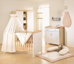 <p><em><strong>Детская комната для новорожденной девочки в постельный тонах.</strong></em></p>