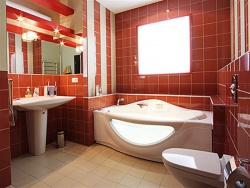<p><em><strong>Облицовка стен ванной кафелем.  Цвет красный.  Ремонт и отделка ванной.</strong></em></p>
