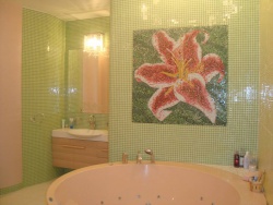 <p><em><strong>Облицовка стен и пространства над ванной мозайкой и кафелем.</strong></em></p>