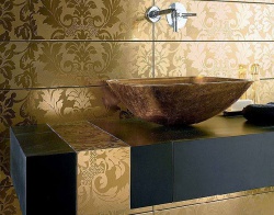 Отделка ванной комнаты кафелем.  Цвет золота. Ремонт и отделка ванной.