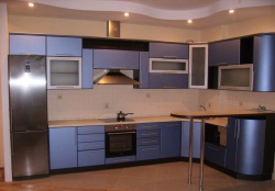 Ремонт и отделка кухни: дизайн кухни в кремовых тонах. Мебель электрик синий.