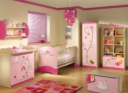 <p>Маленькая детская комната для девочки. Ремонт и отделка.</p>